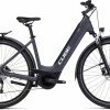 Cube Touring Hybrid ONE 625 Grey N White Vélo Trekking électrique Col De Cygne -Equipement Soldes Boutique 631052E Cube Touring Hybrid ONE 625 grey n white 2023 E Bike Trekkingrad Tiefeinsteiger 0 1280x1280 1