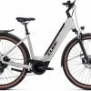 Cube Touring Hybrid Pro 625 Pearlysilver N Black Vélo Trekking électrique Col De Cygne -Equipement Soldes Boutique 631112E Cube Touring Hybrid Pro 625 pearlysilver n black 2023 E Bike Trekkingrad Tiefeinsteiger 0 1280x1280